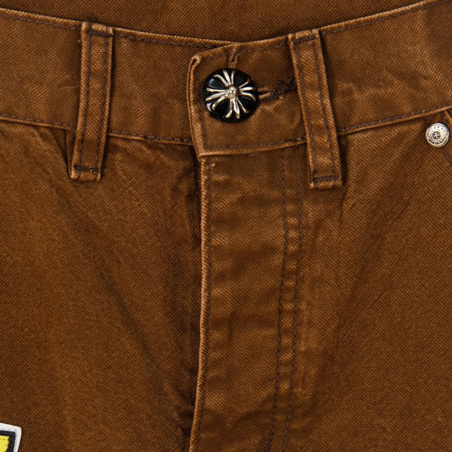 P260 Chrome Hearts new logging pants, yellow patchwork leather embroidered jeans, are a hot trend this season and are sought after by countless celebrities and fashionistas. The neat details of the cutting process add color to the playful fashion! The neat and meticulous design, and the well-fitting structure is unique. The upper body not only has outstanding recognition, but also looks younger and younger. A style with the ultimate wearing meaning and performance, gorgeous color matching, and the craftsmanship of this style is also extremely extraordinary. After the finished product is washed, it is disassembled and hand-made with sheepskin cross leather and then spliced ​​together to complete. The whole piece has too many craftsmanship to describe. It is decorated with patchwork cross flowers and high-waisted washed jeans! ! Absolutely high-end luxury product, a god-level single product, a super popular product, made by top heavy industry, a magic weapon that cannot be missed. Style number: 1848# Size: 28 30 32 34 36 Color: yellow brown